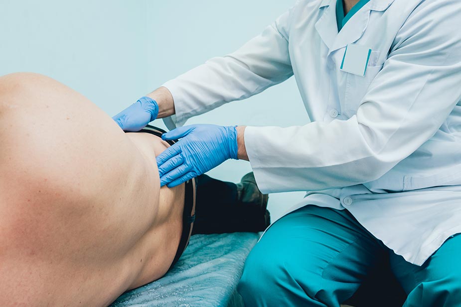 Lekar pregleda pacijenta - Rak prostate i testisa